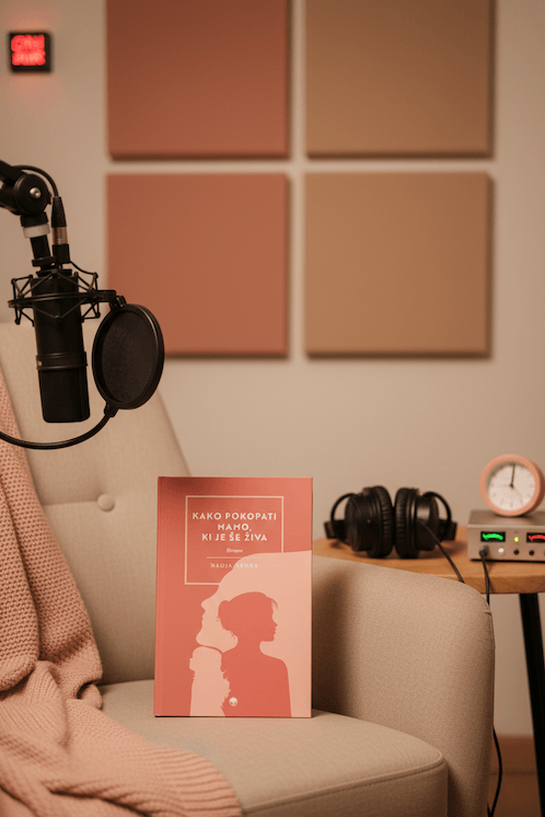Nadja Ebner v radijski oddaji Med štirimi stenami